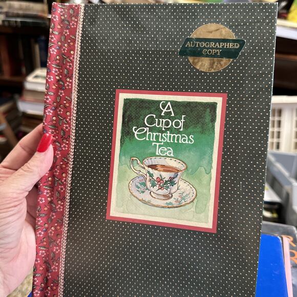 A Cup of Christmas Tea by Tom Hegg & Warren Hanson SIGNED Autographed HC 1982 - Picture 1 of 7